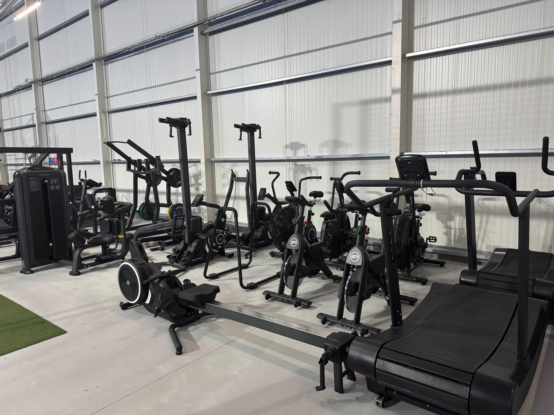 Zona cardio com remos, bicicletas e passadeiras